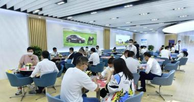 在线直播今日股市行情-【现场组图】“人山人海”看车展